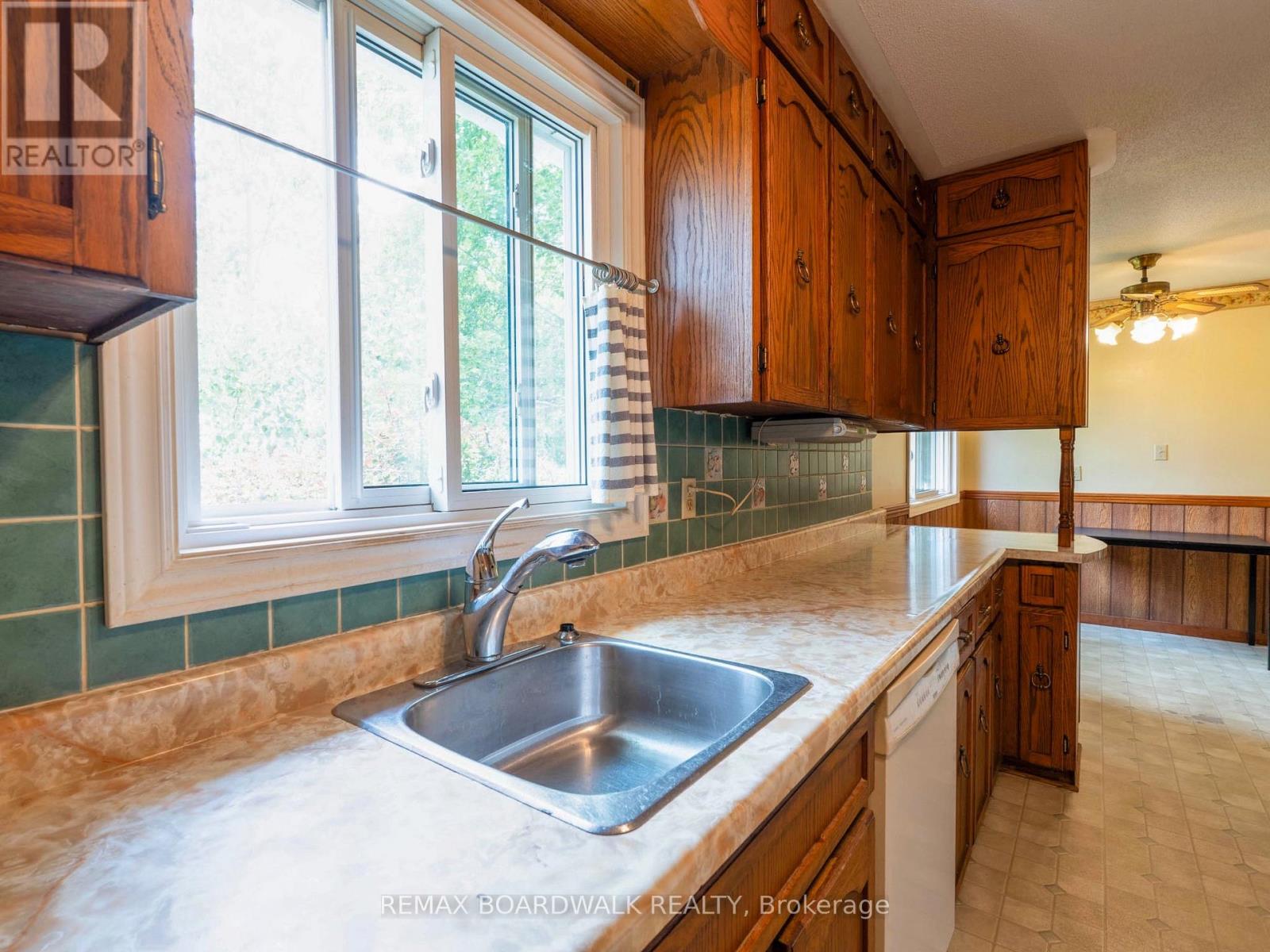 5 LAURENTIAN PLACE - 8