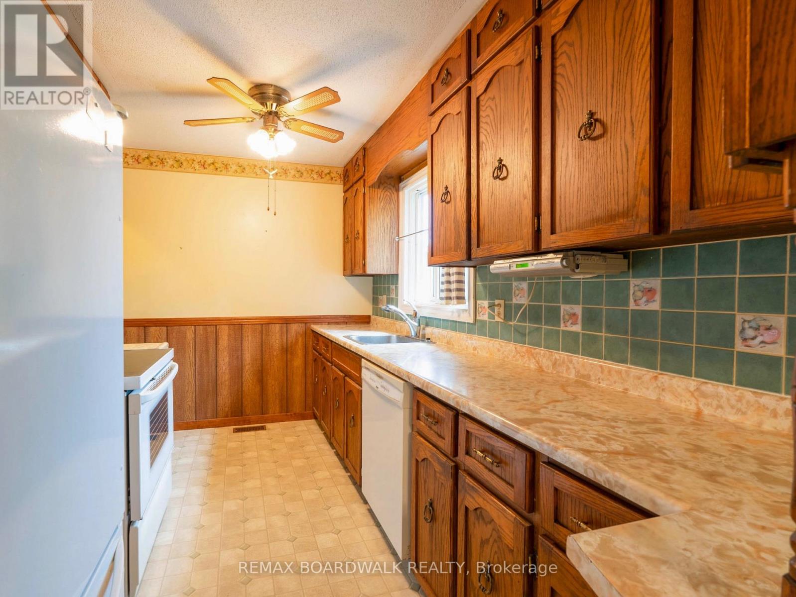 5 LAURENTIAN PLACE - 9