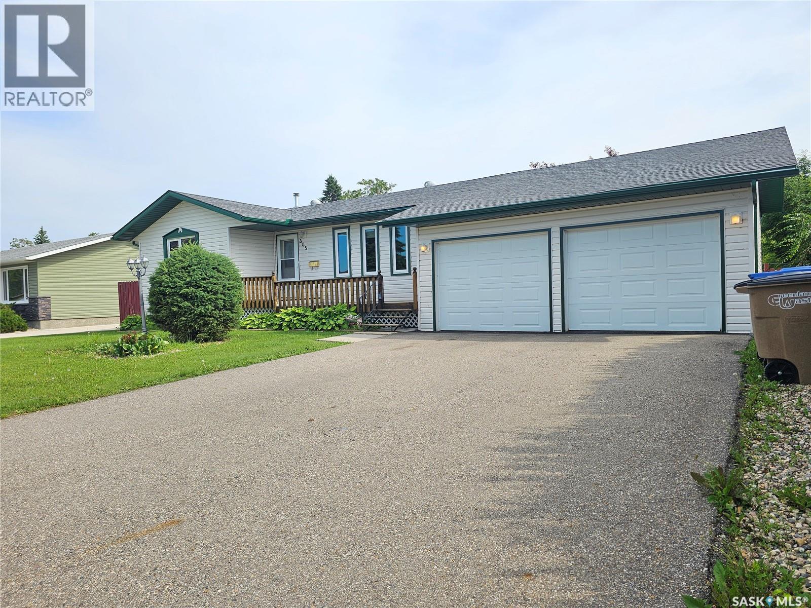 305 Churchill DRIVE - 3