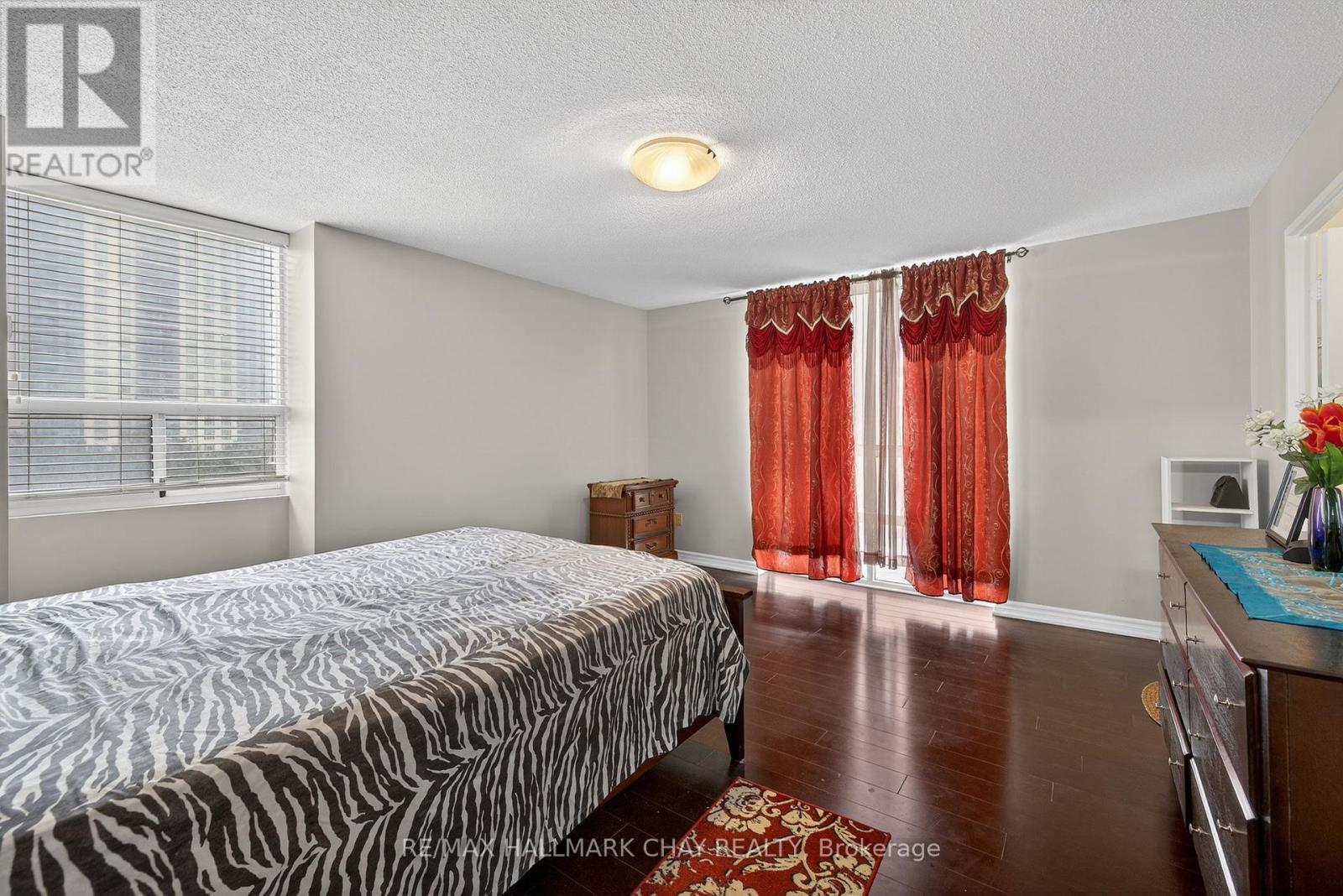 #501 3650 KANEFF CRESCENT - 32