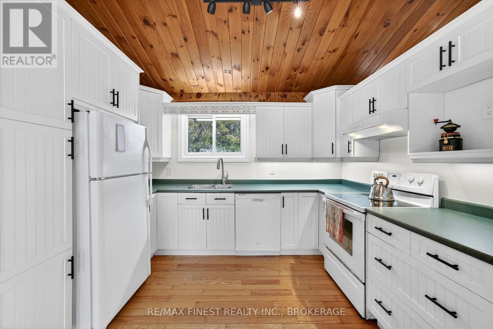 8 SUNRISE COURT - 3