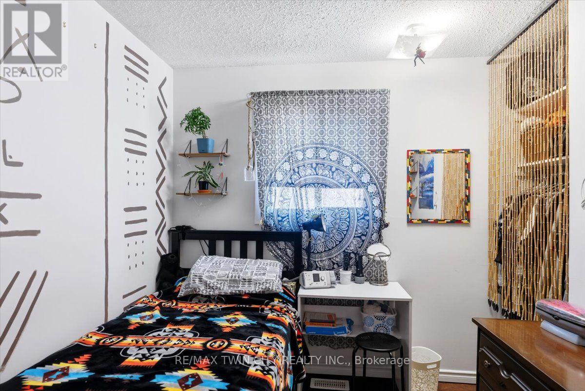 16 PALOMINO DRIVE - 27