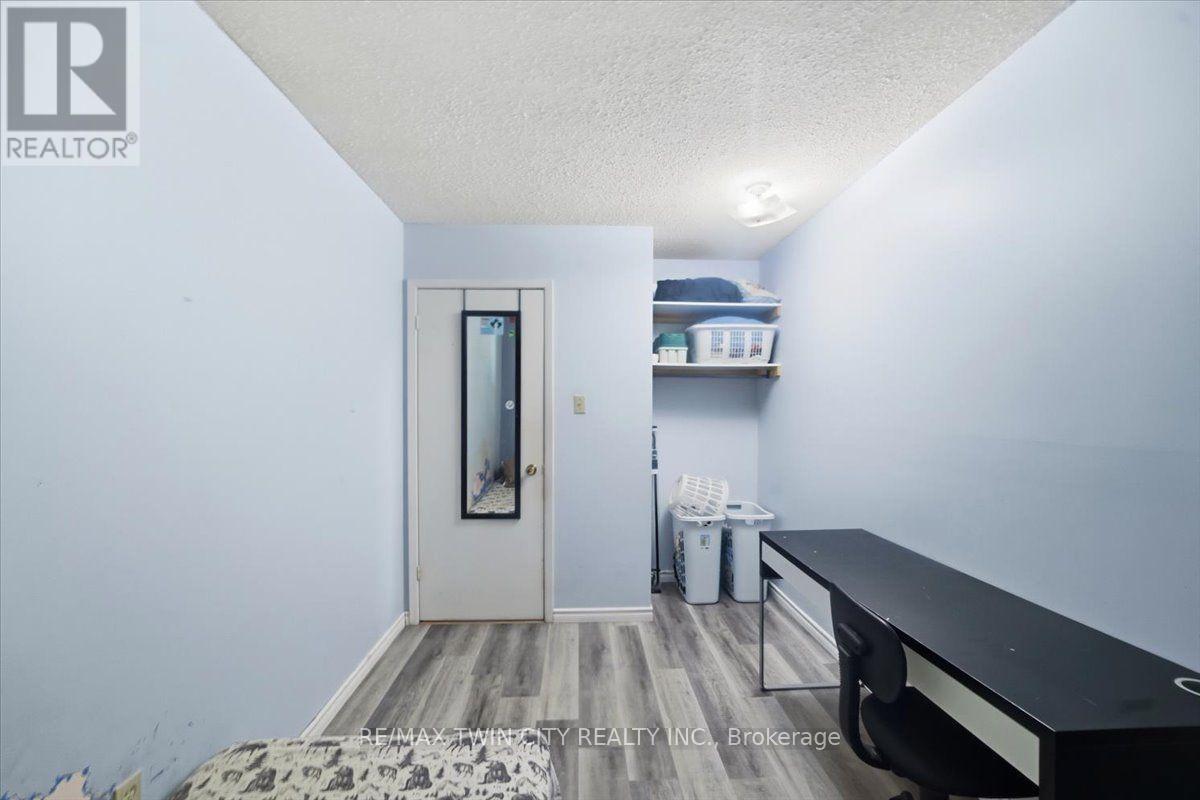 16 PALOMINO DRIVE - 32