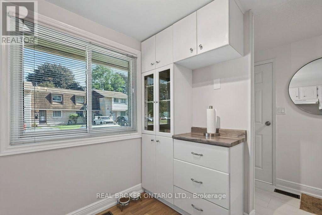 #101 50 LAKESHORE ROAD - 11