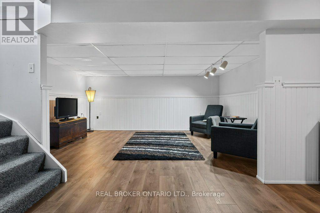 #101 50 LAKESHORE ROAD - 32