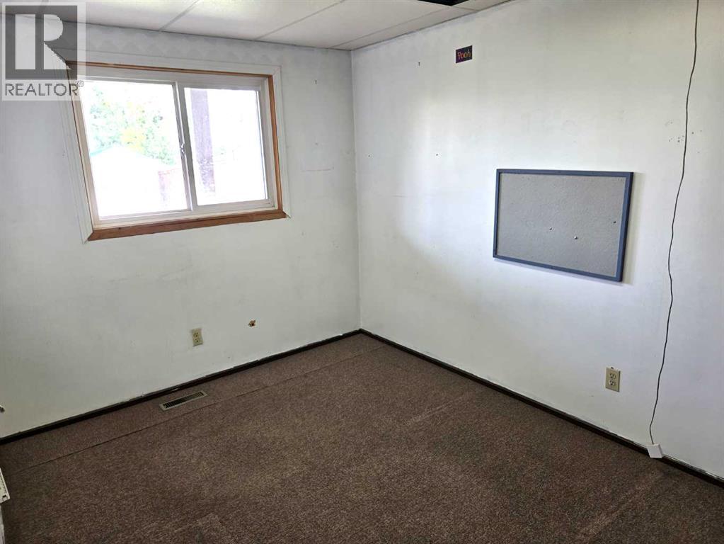 5039 56 Street E - 30