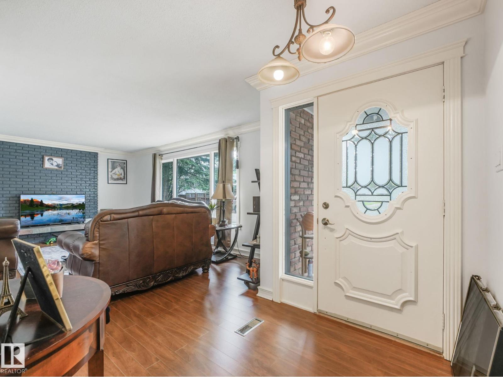10912 5 AV SW SW - 25