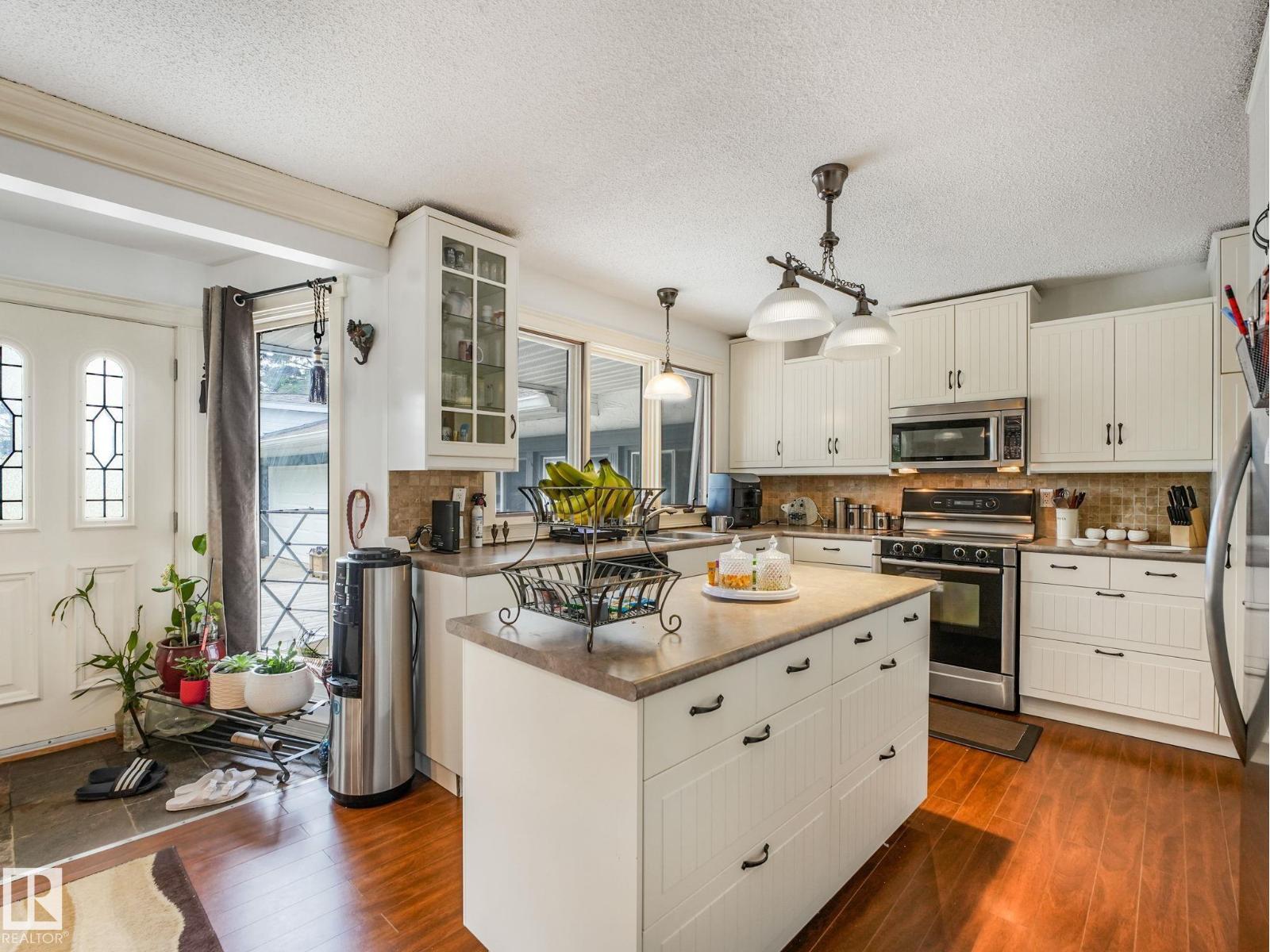 10912 5 AV SW SW - 34