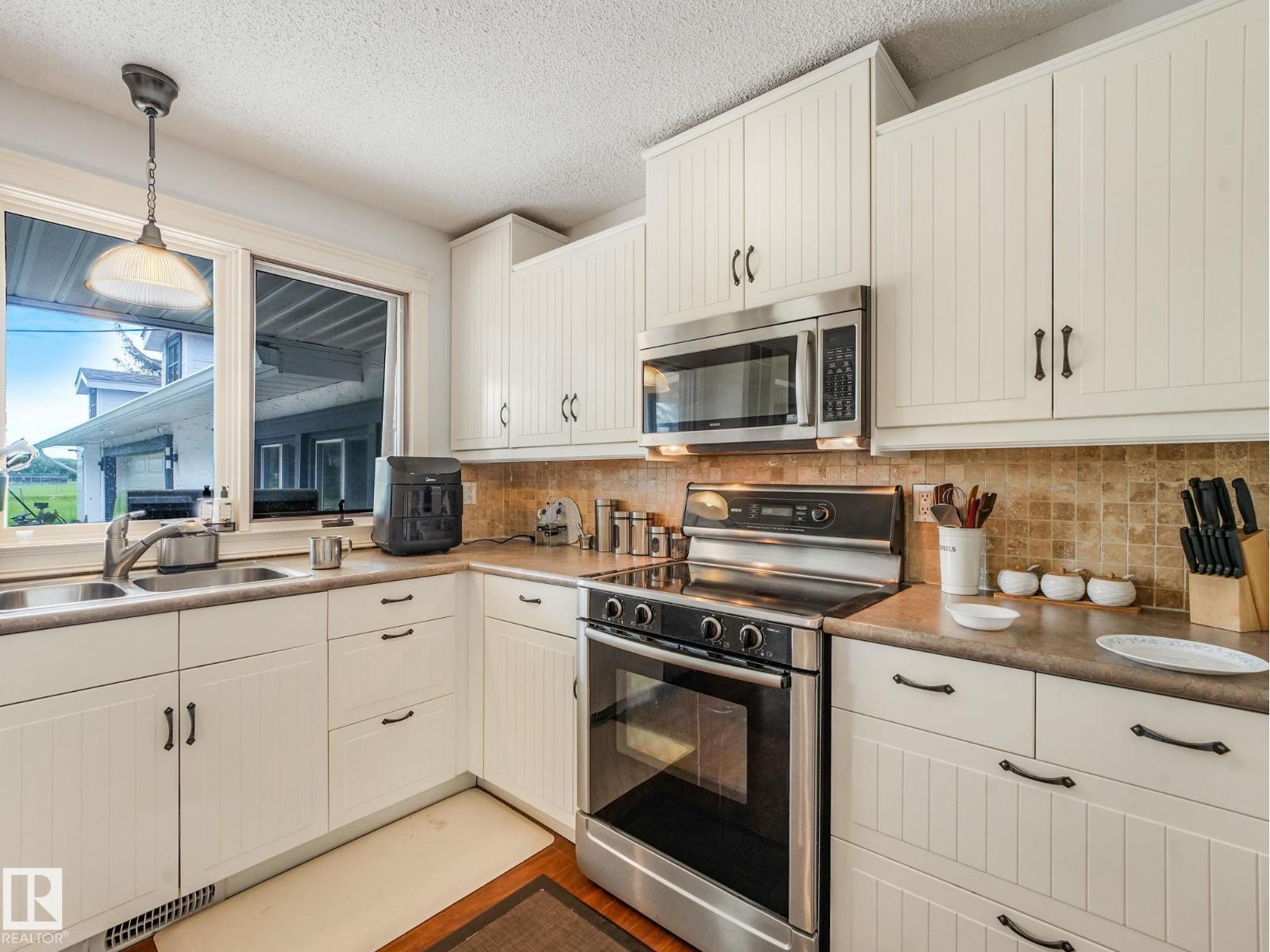 10912 5 AV SW SW - 35