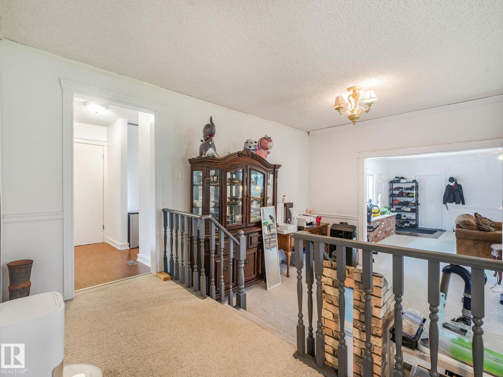 10912 5 AV SW SW - 48