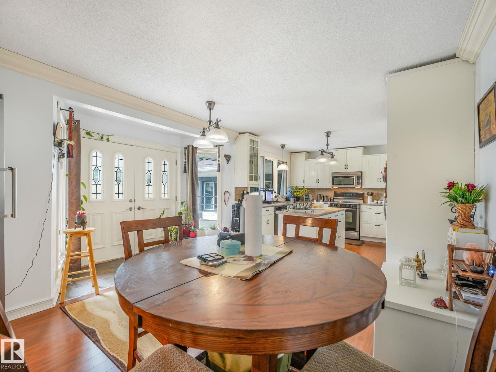 10912 5 AV SW SW - 24