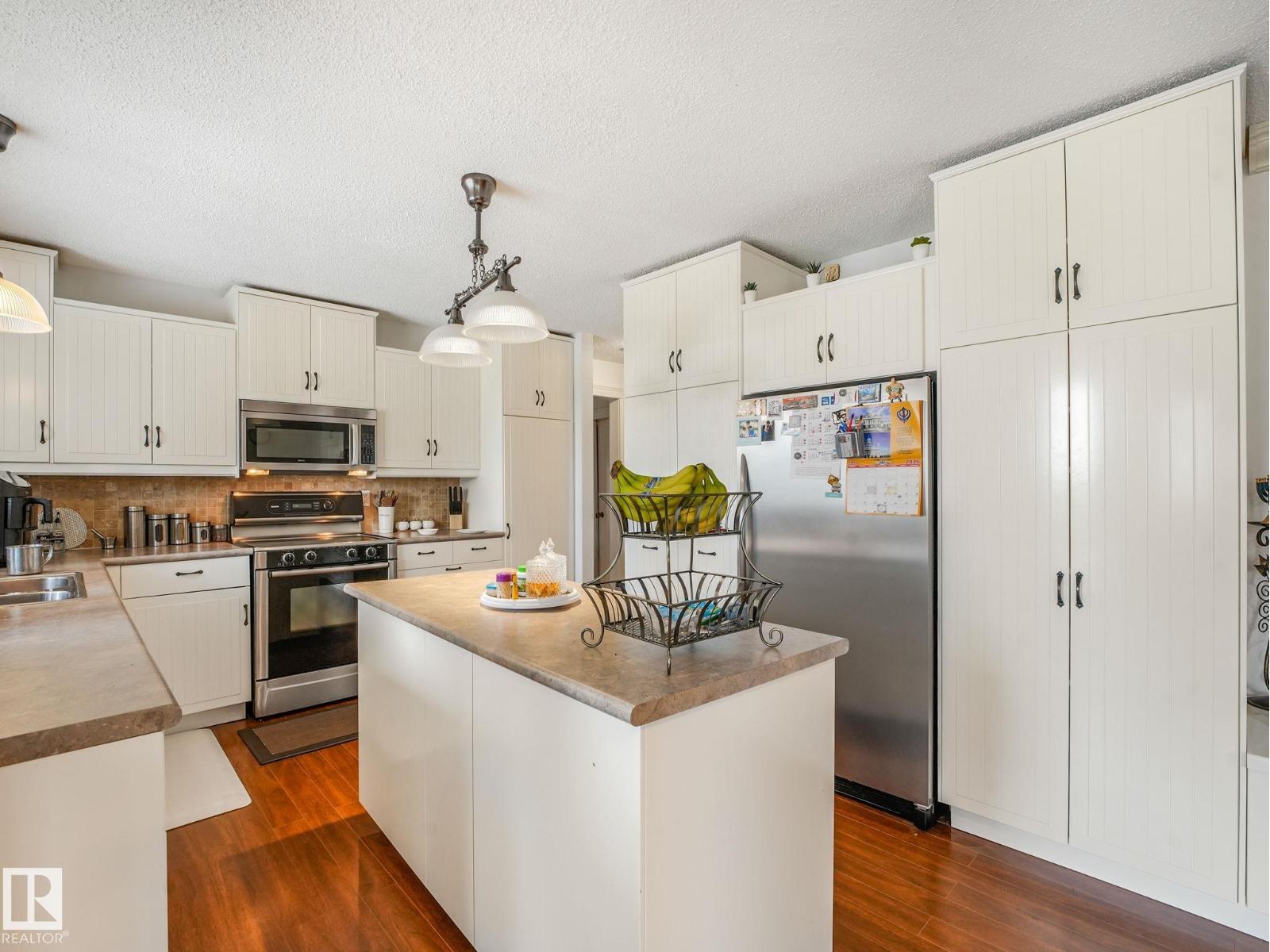 10912 5 AV SW SW - 33