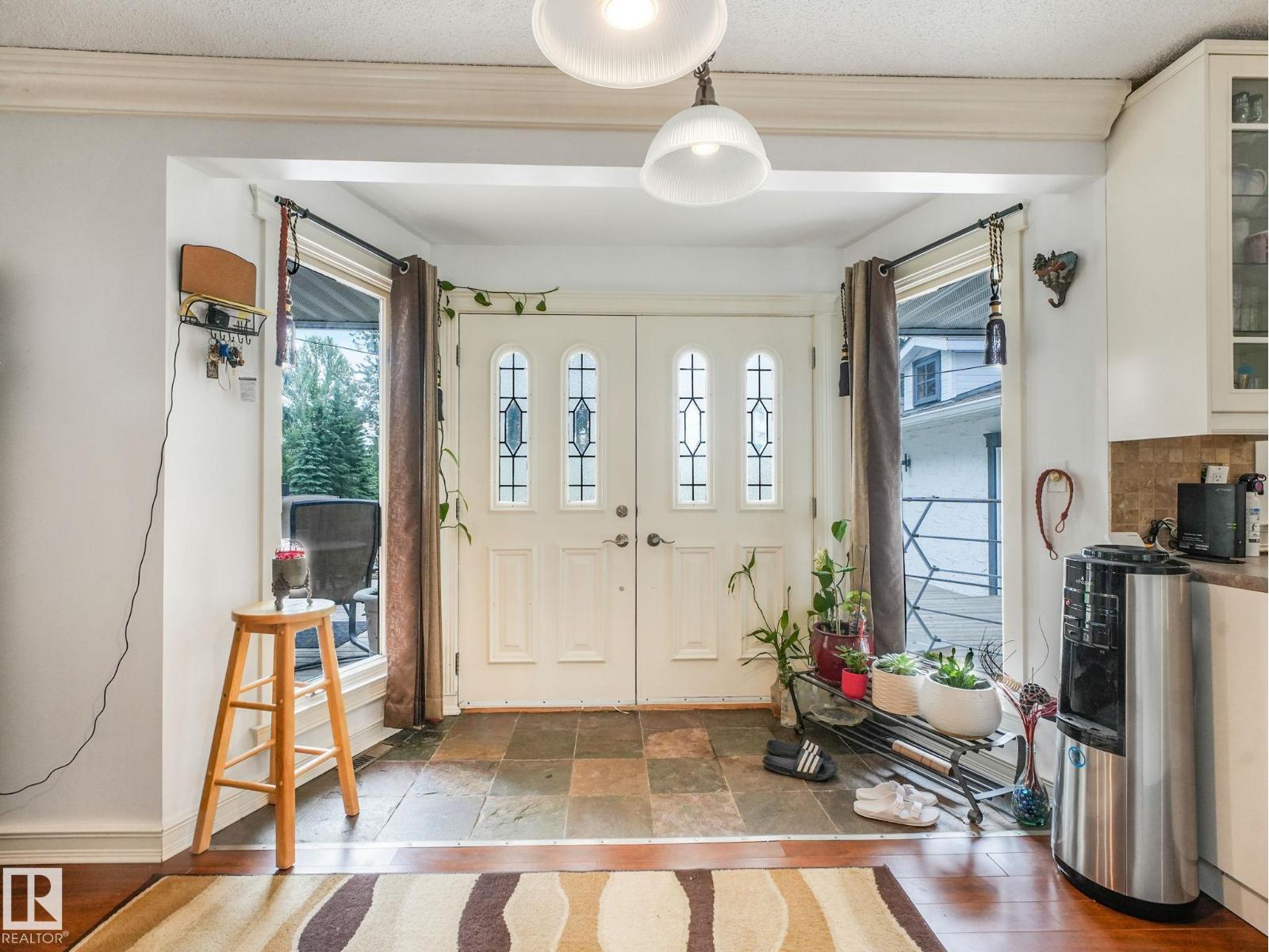 10912 5 AV SW SW - 22