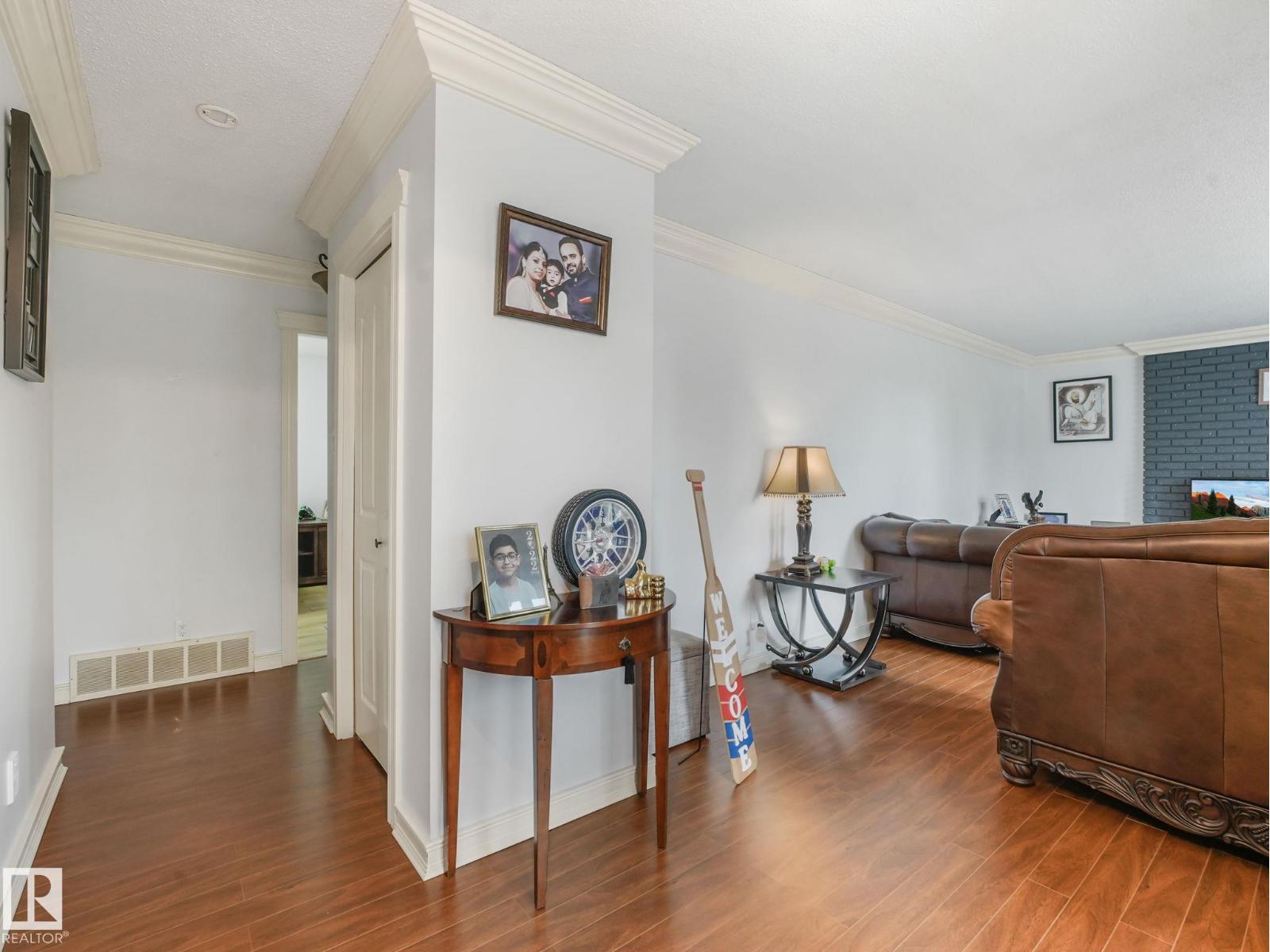 10912 5 AV SW SW - 26