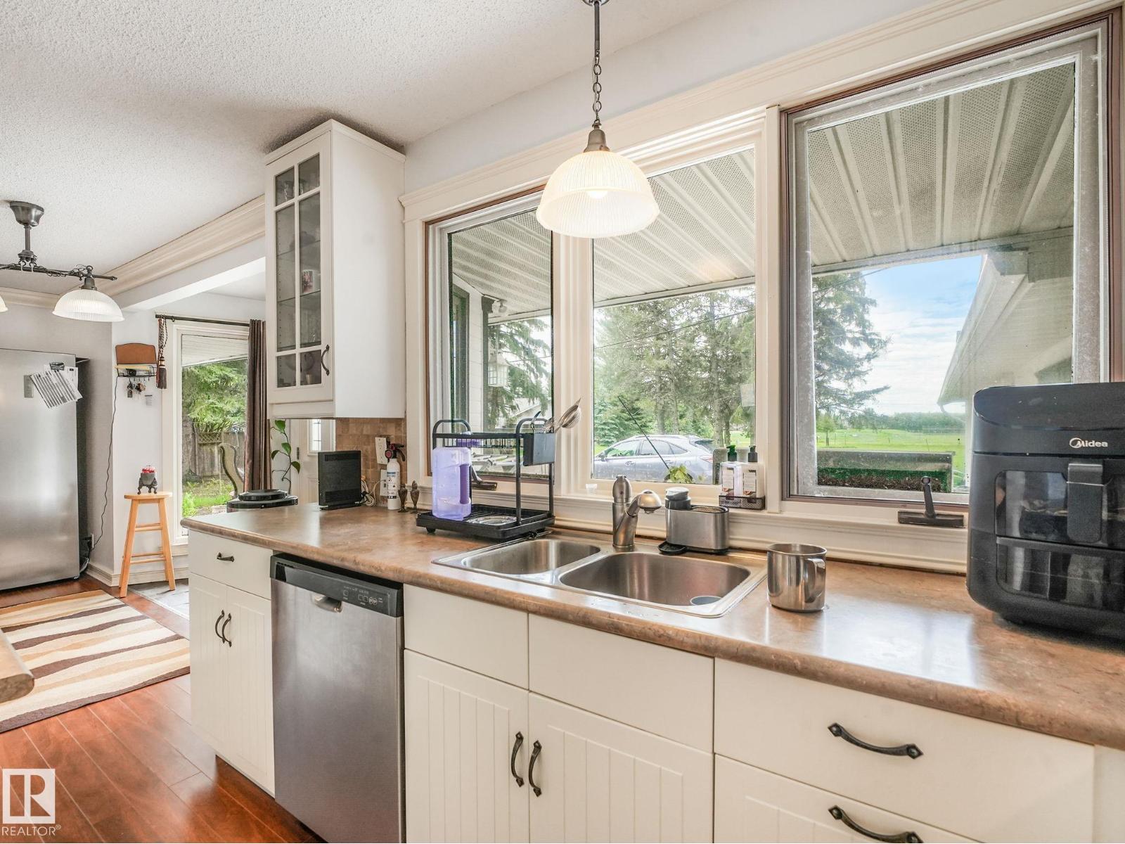 10912 5 AV SW SW - 36