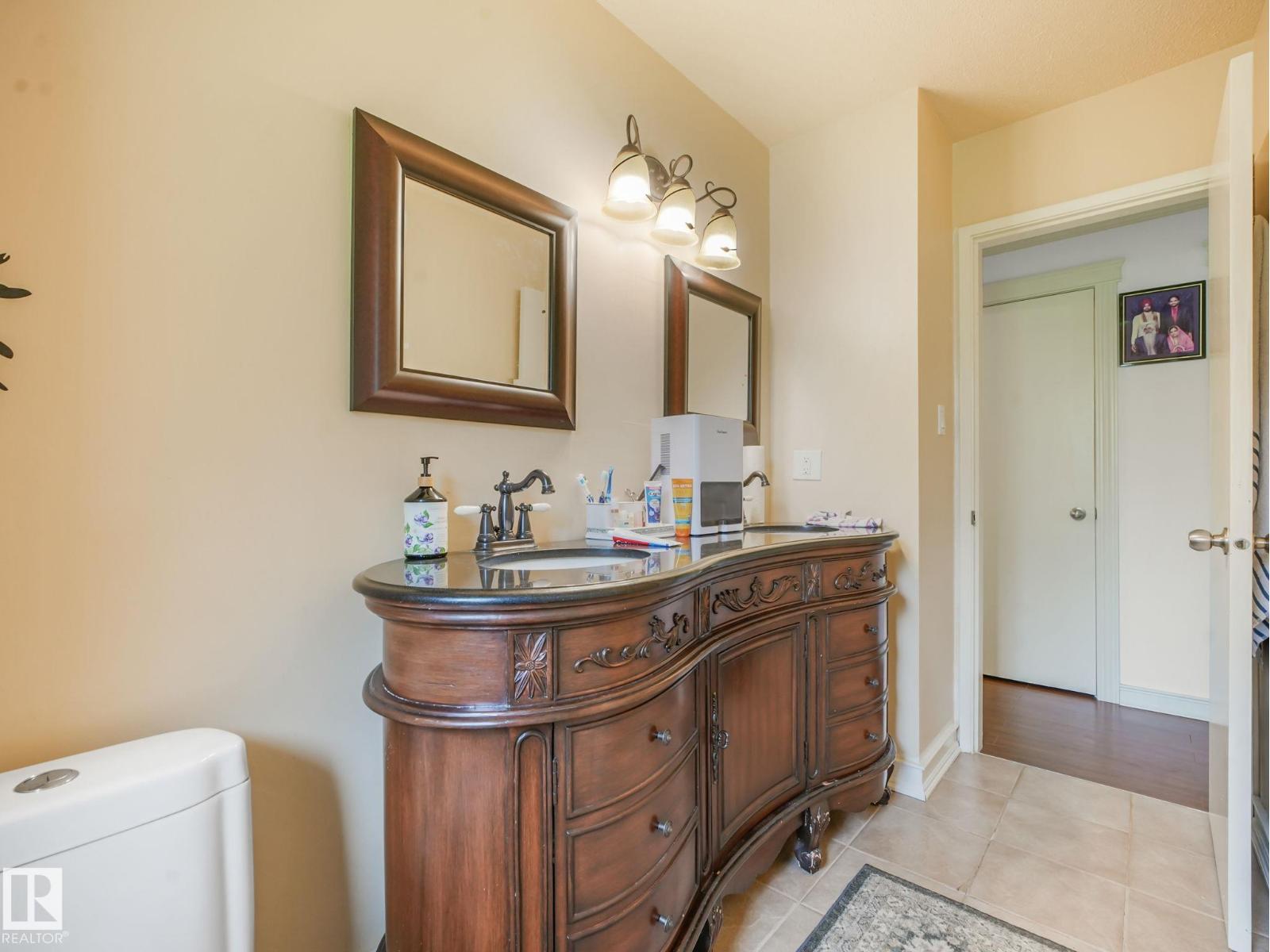 10912 5 AV SW SW - 57