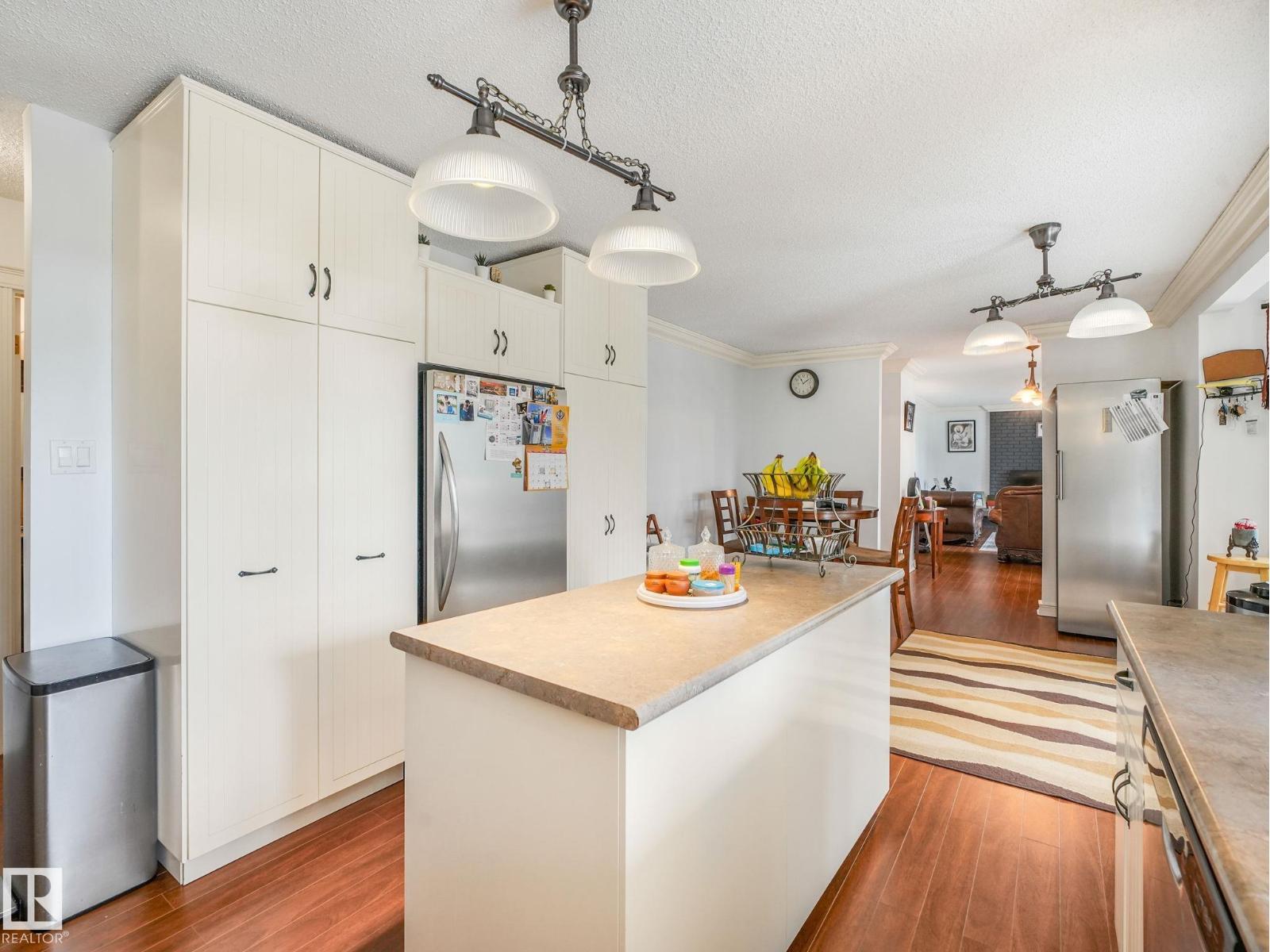 10912 5 AV SW SW - 32