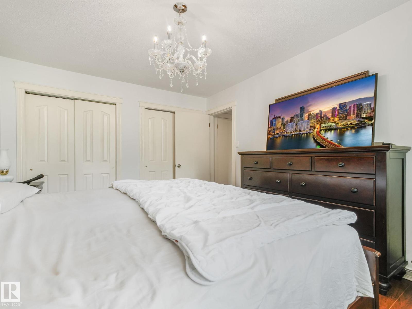 10912 5 AV SW SW - 60