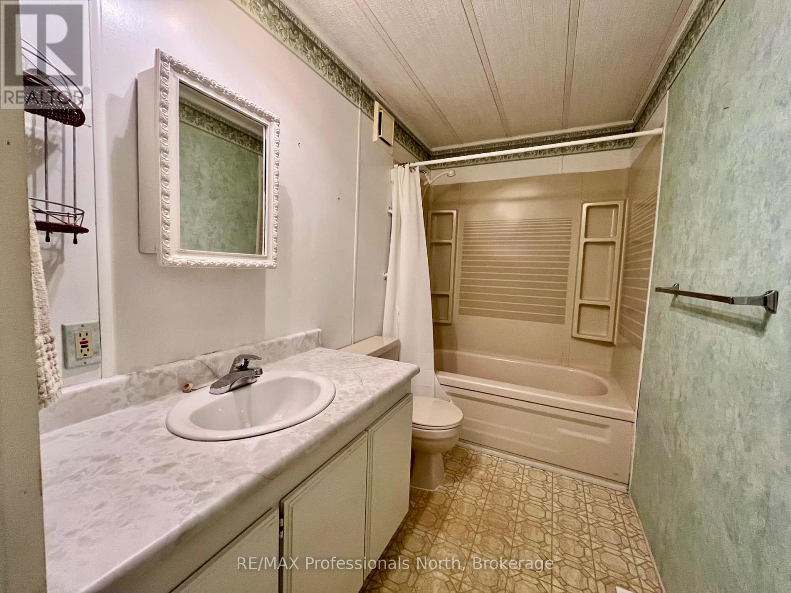 1034 EIGHTH LANE - Image 35