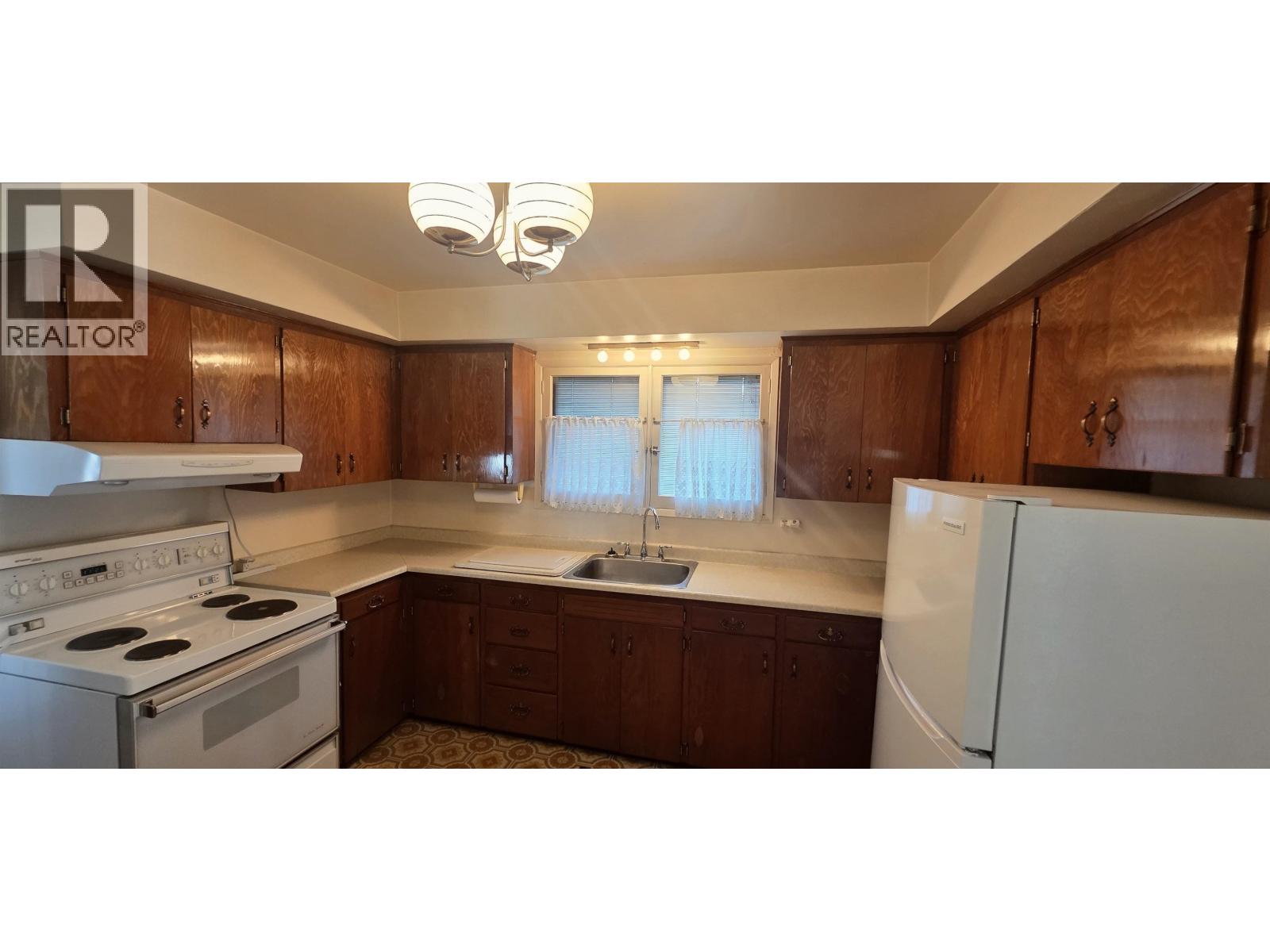 Photo 9 of 31 — 1061 IRWIN STREET · Prince George, BC