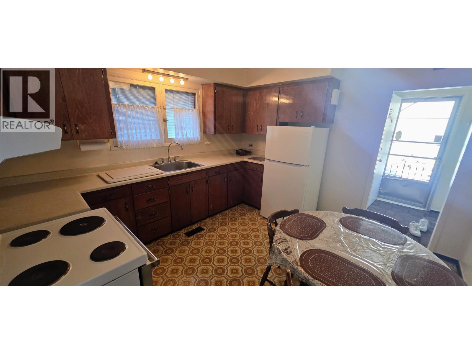 Photo 10 of 31 — 1061 IRWIN STREET · Prince George, BC