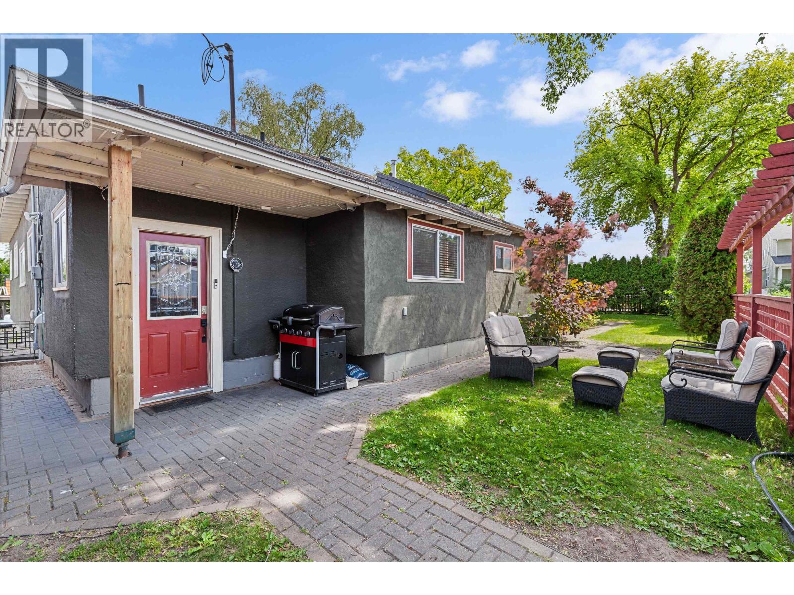 Photo 9 of 38 — 2150 LAURIER CRESCENT · Prince George, BC