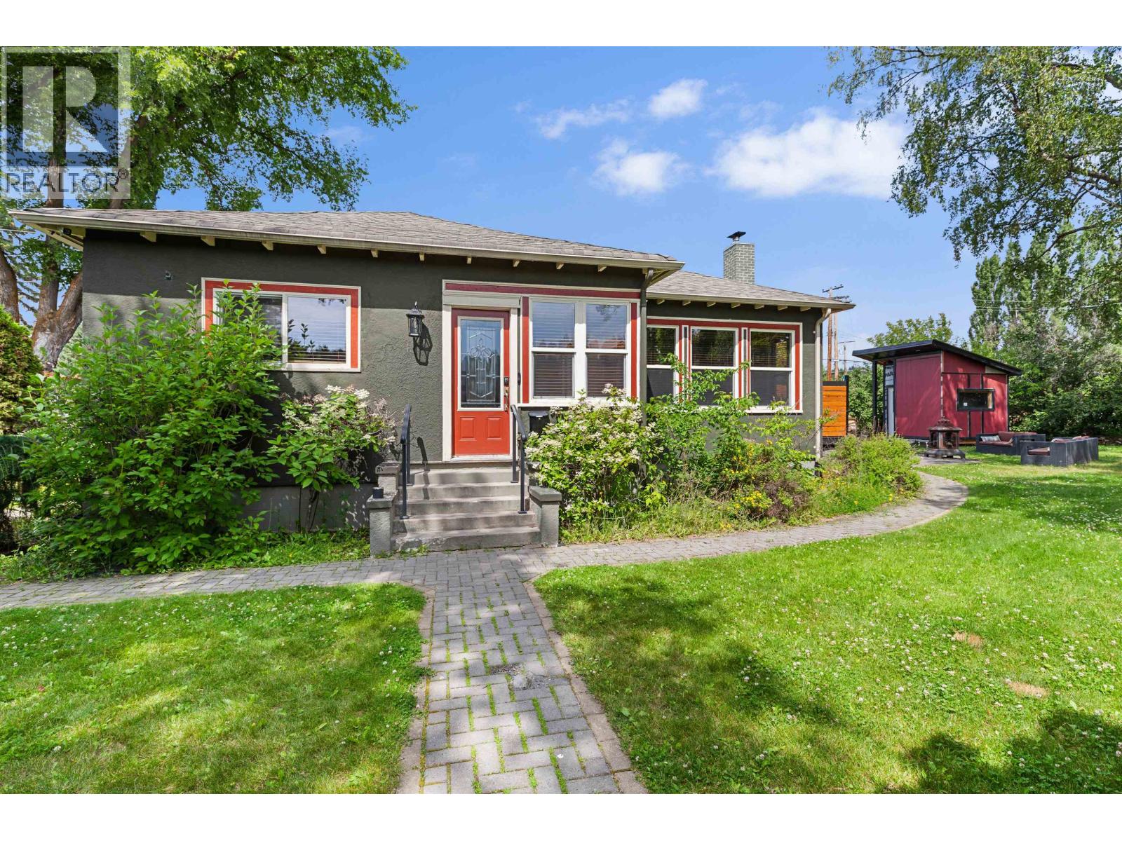 2150 LAURIER CRESCENT - 1