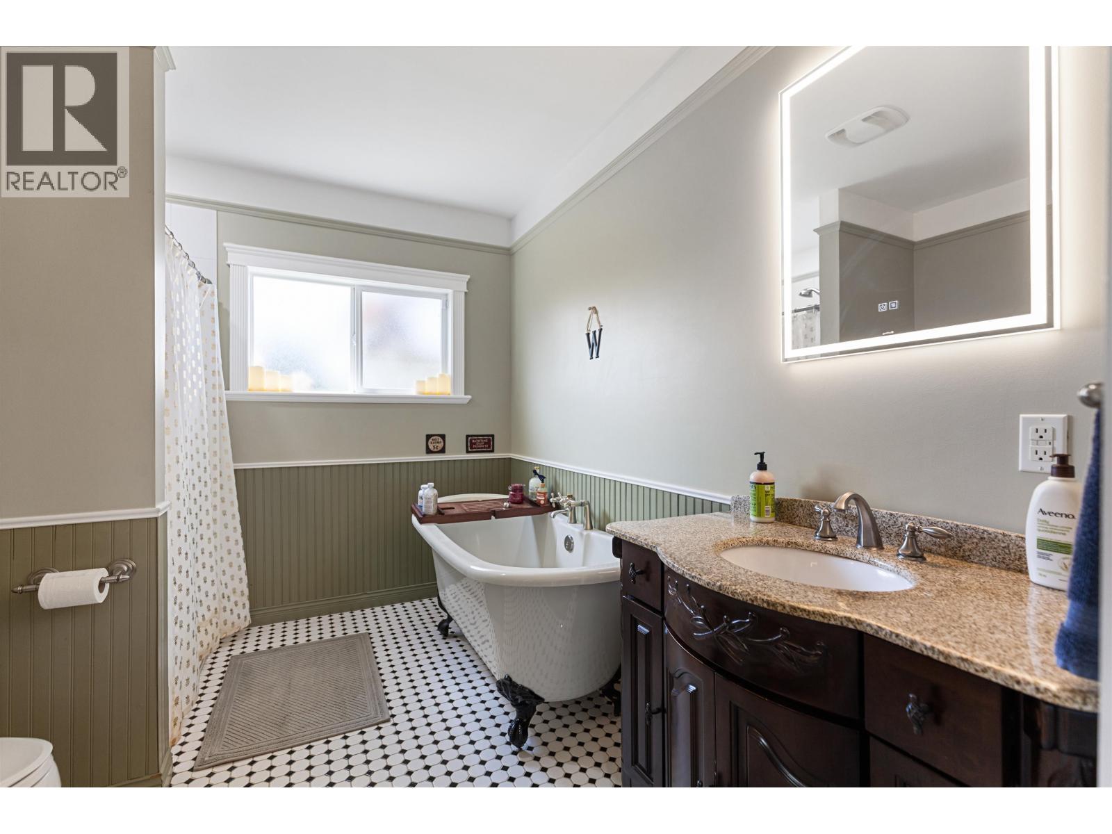 Photo 26 of 38 — 2150 LAURIER CRESCENT · Prince George, BC