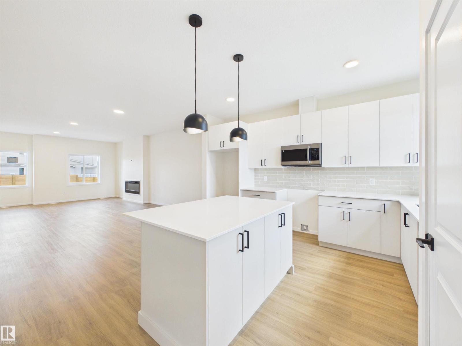 1096 MCLEOD AV - 1