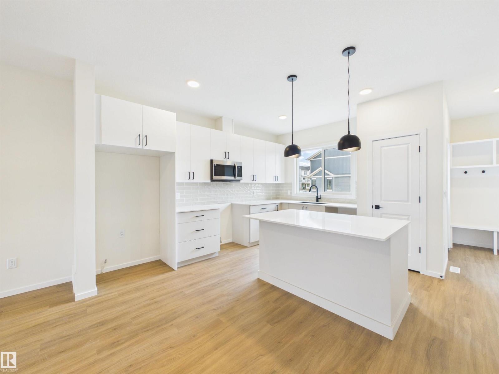 1096 MCLEOD AV - 10