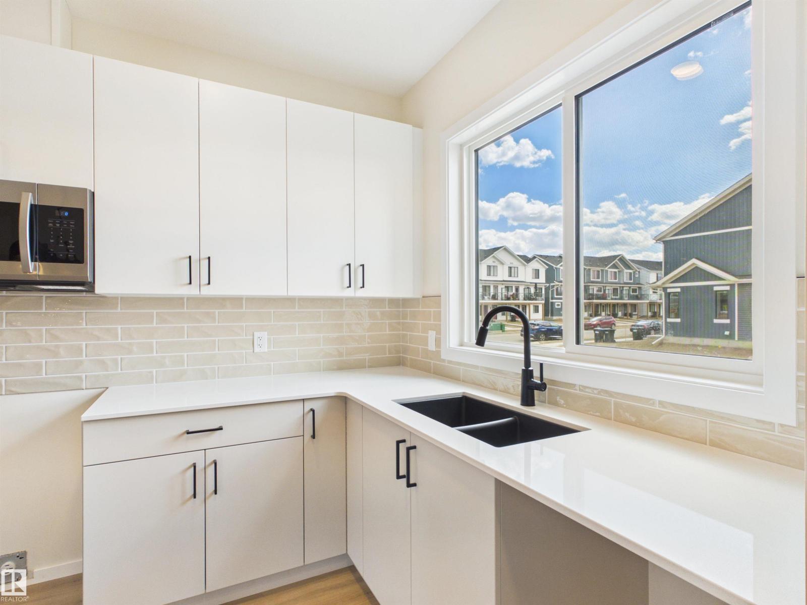 1096 MCLEOD AV - 11