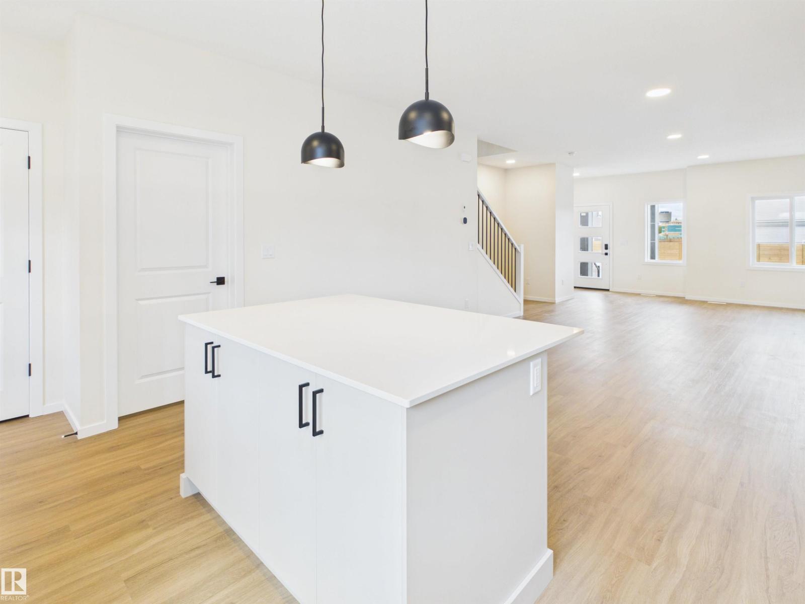 1096 MCLEOD AV - 12