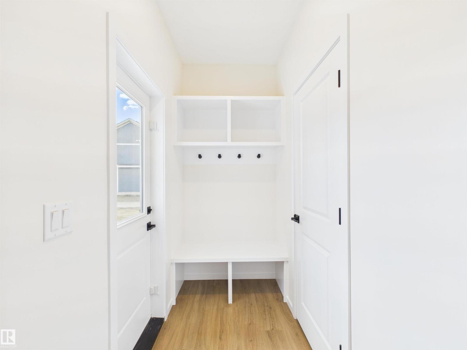 1096 MCLEOD AV - 13