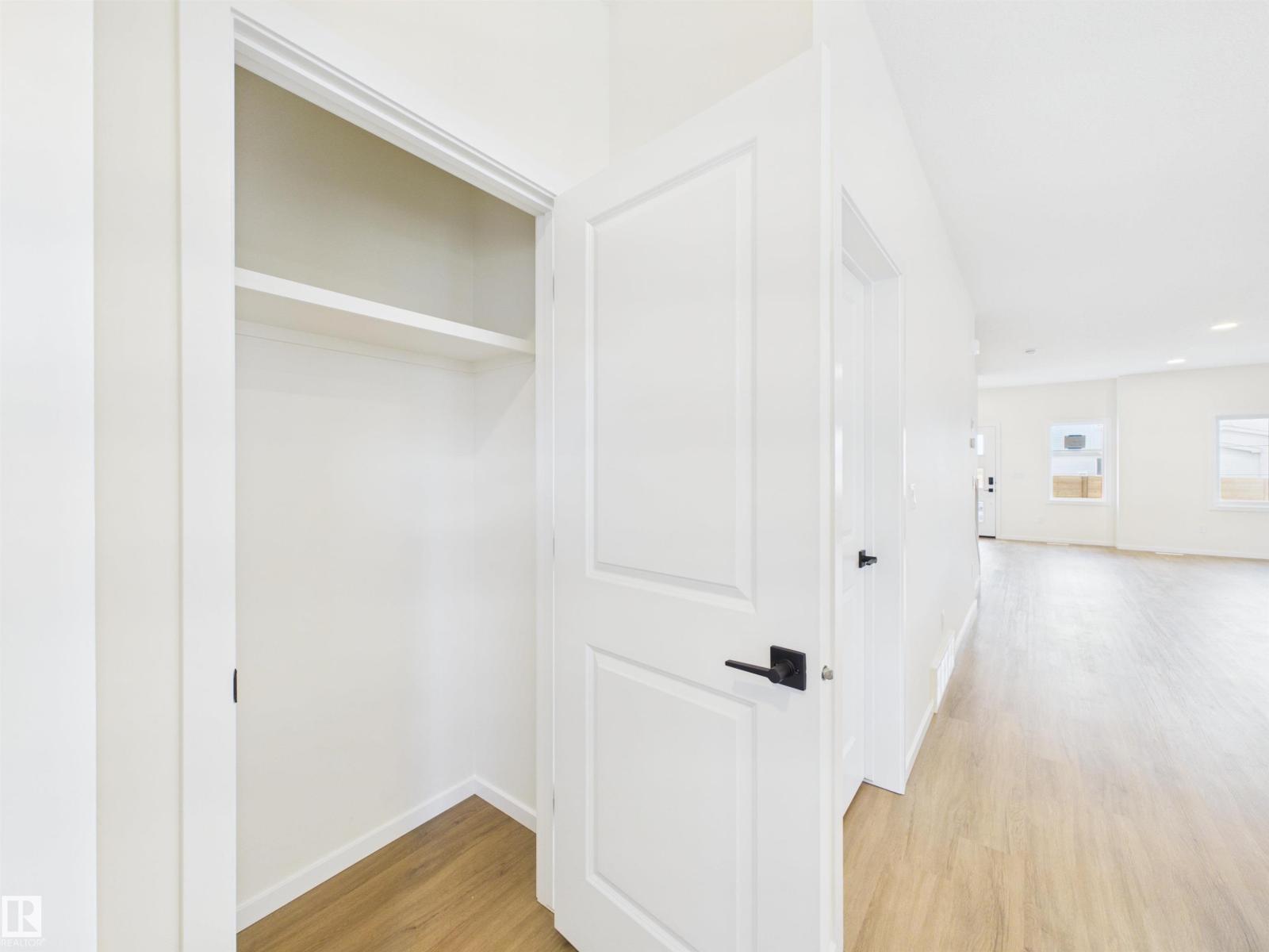 1096 MCLEOD AV - 16