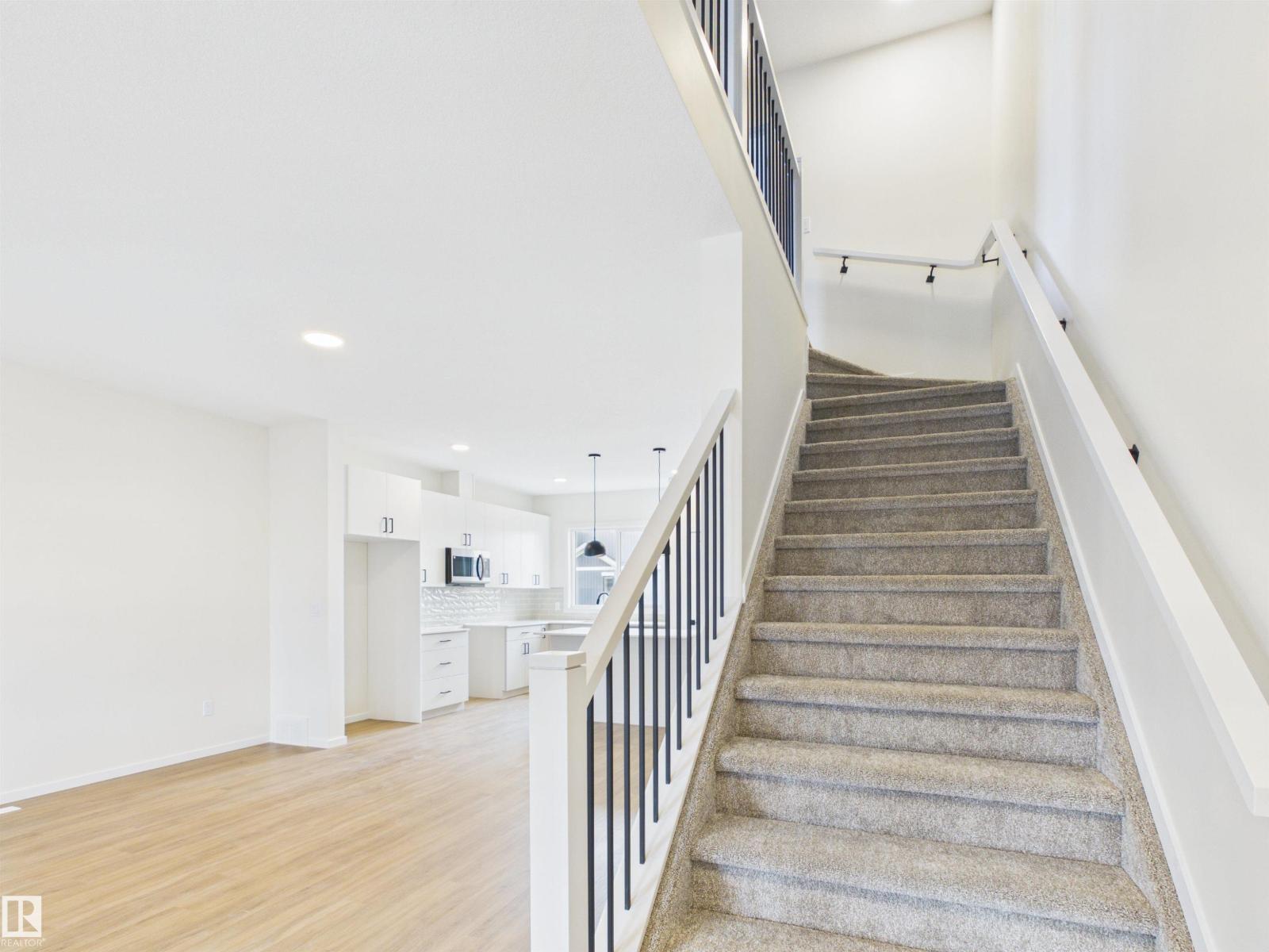 1096 MCLEOD AV - 17