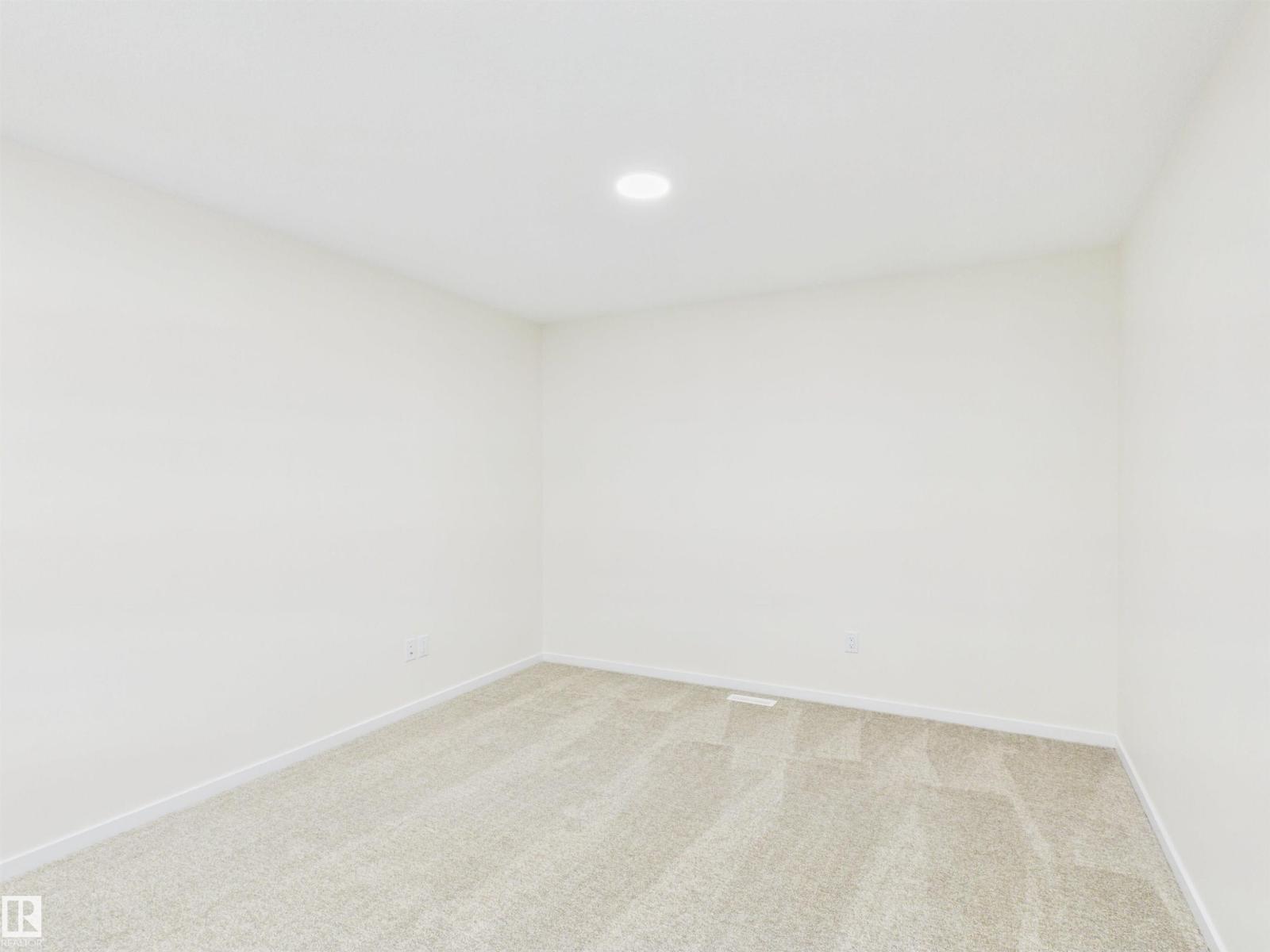 1096 MCLEOD AV - 18