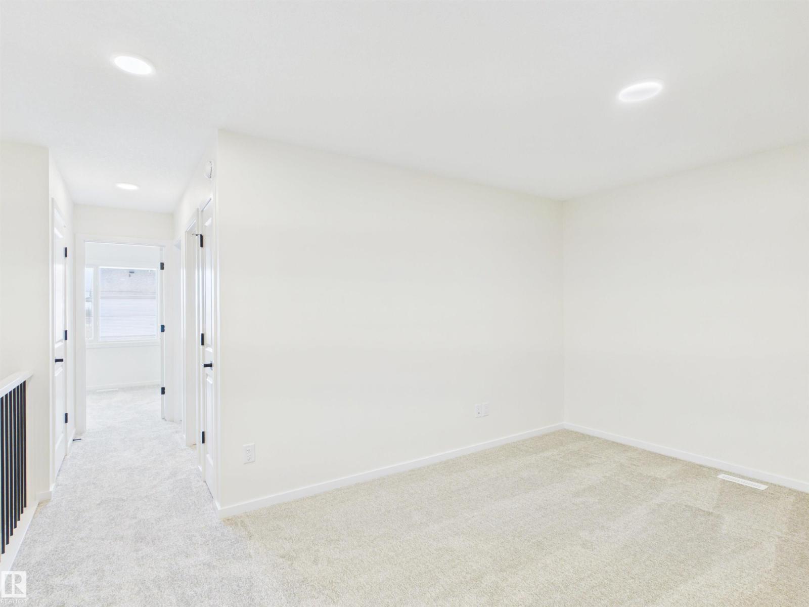 1096 MCLEOD AV - 19