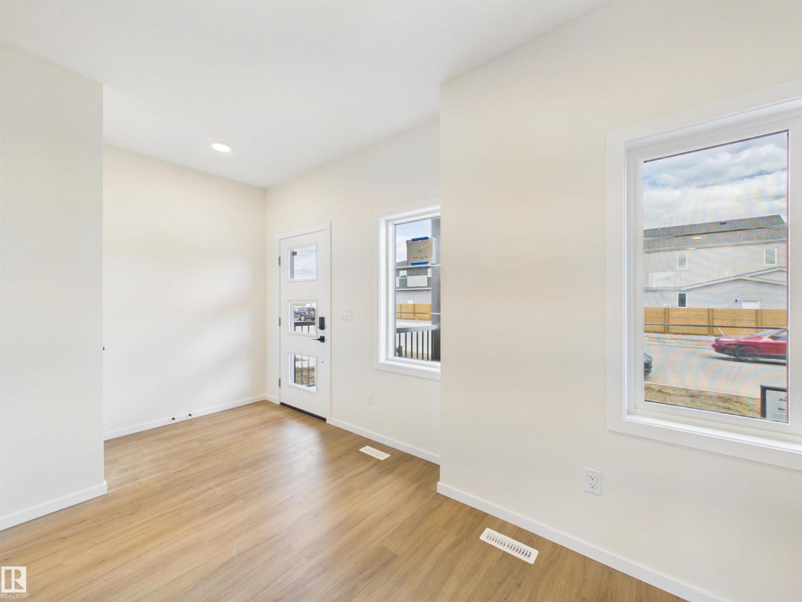 1096 MCLEOD AV - 2