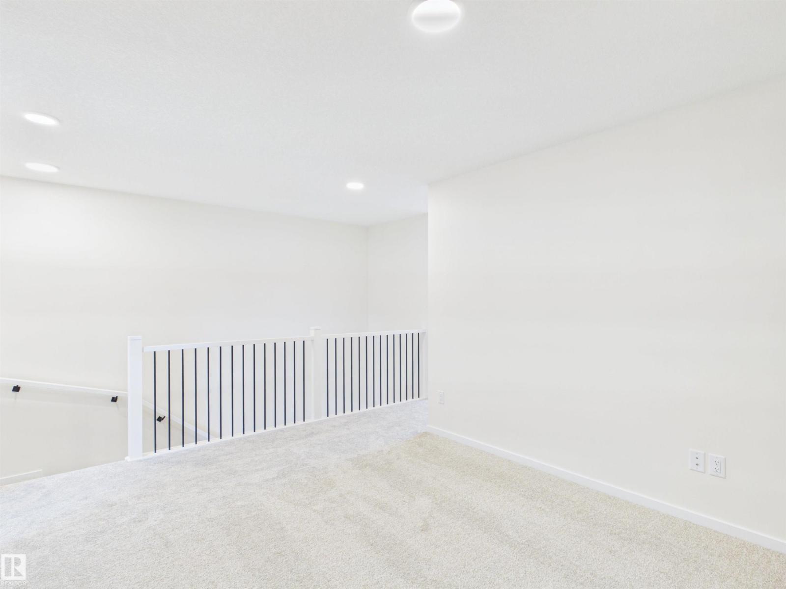 1096 MCLEOD AV - 20