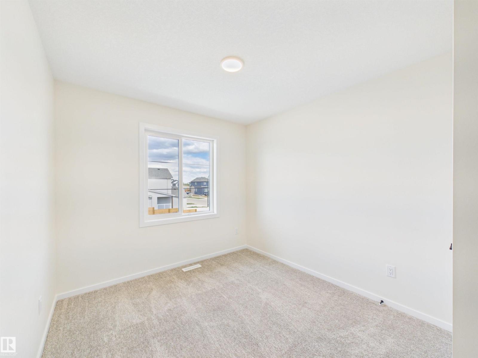 1096 MCLEOD AV - 23