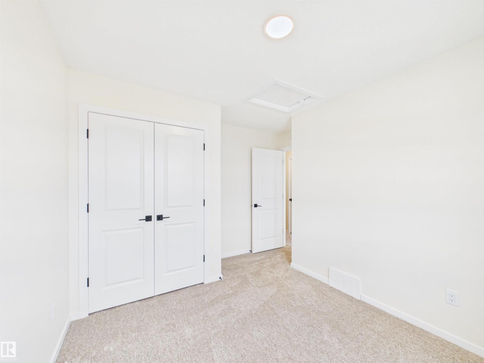 1096 MCLEOD AV - 26