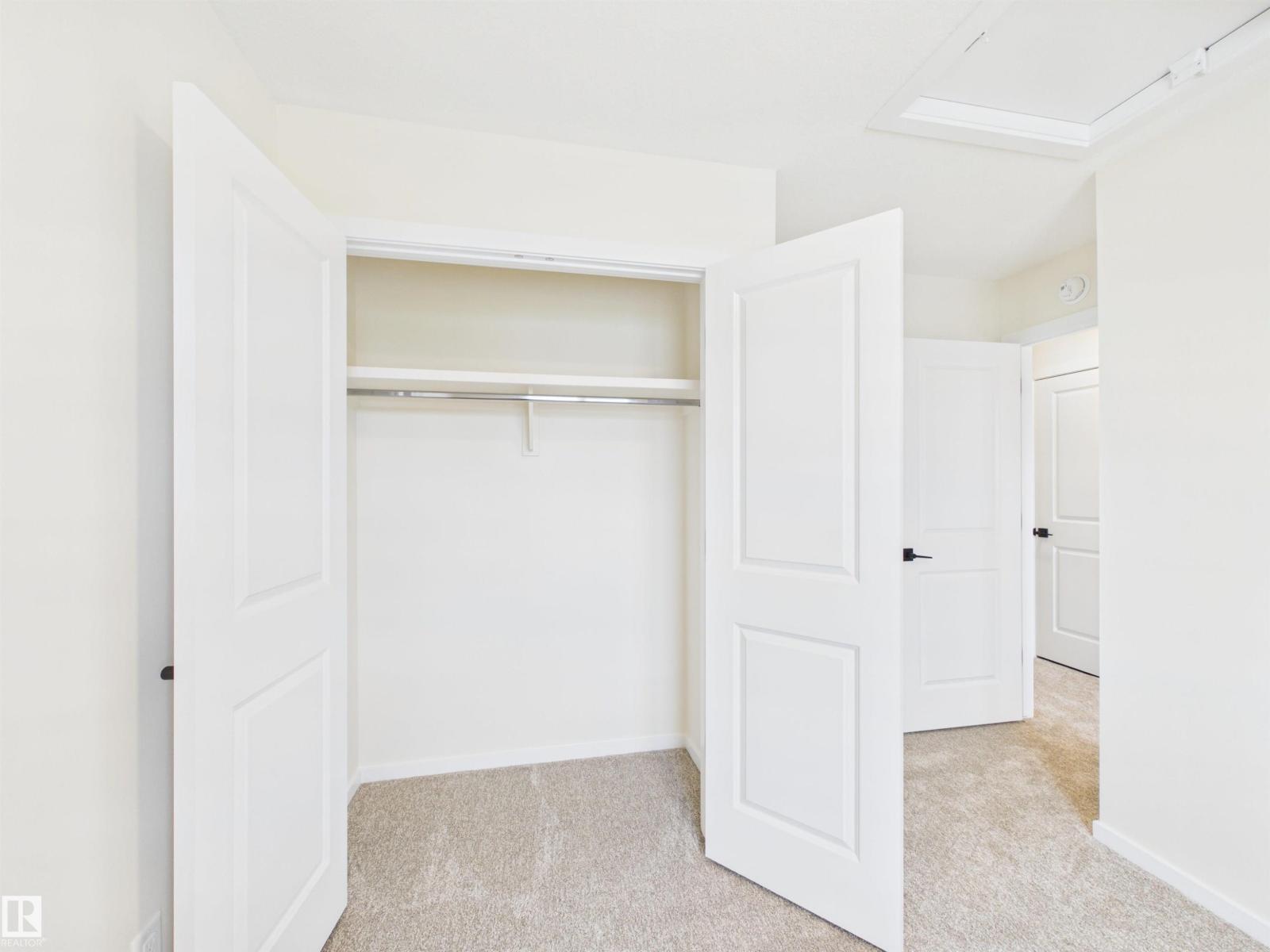 1096 MCLEOD AV - 27