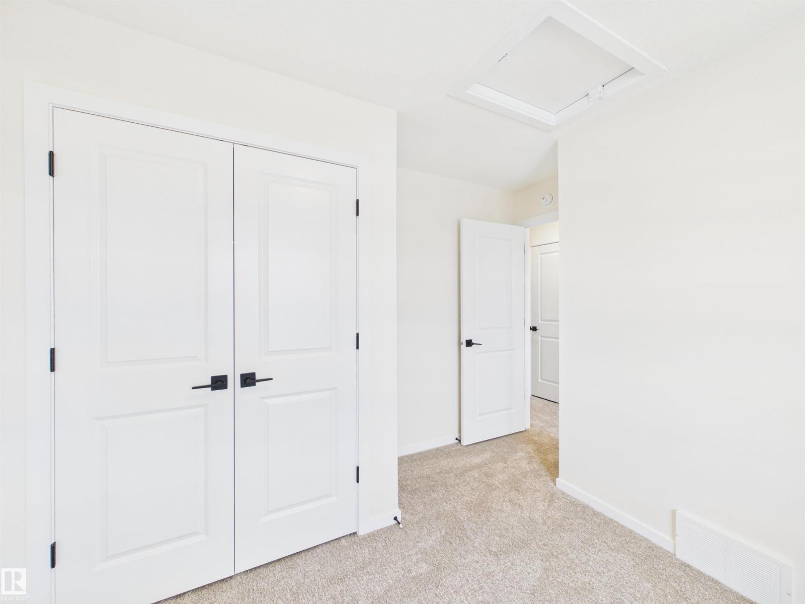 1096 MCLEOD AV - 28
