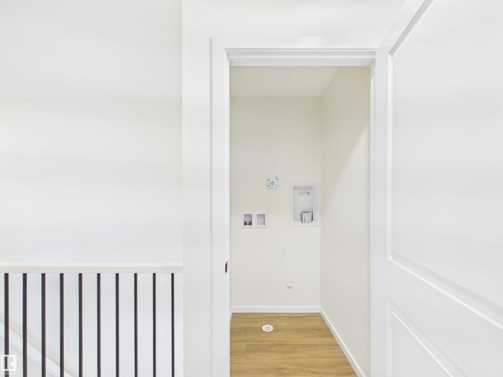 1096 MCLEOD AV - 29