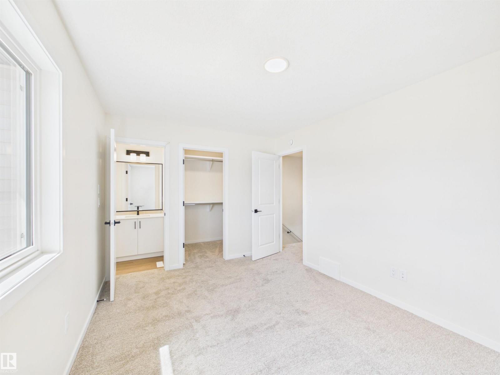1096 MCLEOD AV - 31