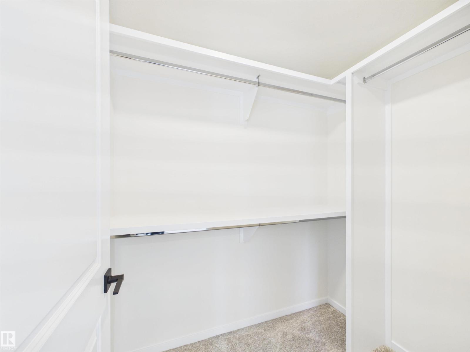 1096 MCLEOD AV - 32