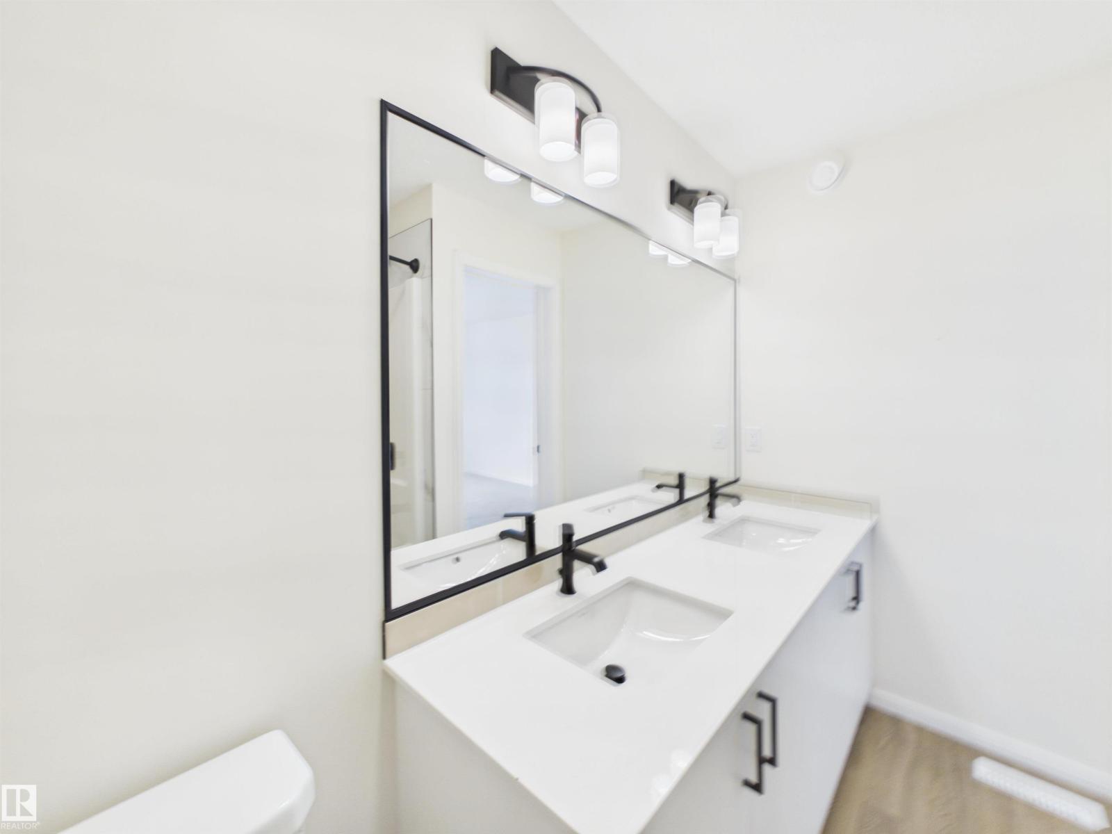 1096 MCLEOD AV - 34