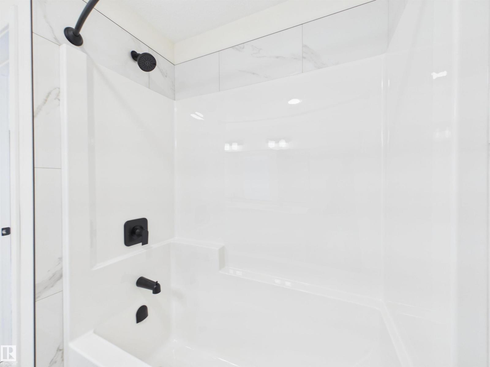 1096 MCLEOD AV - 36
