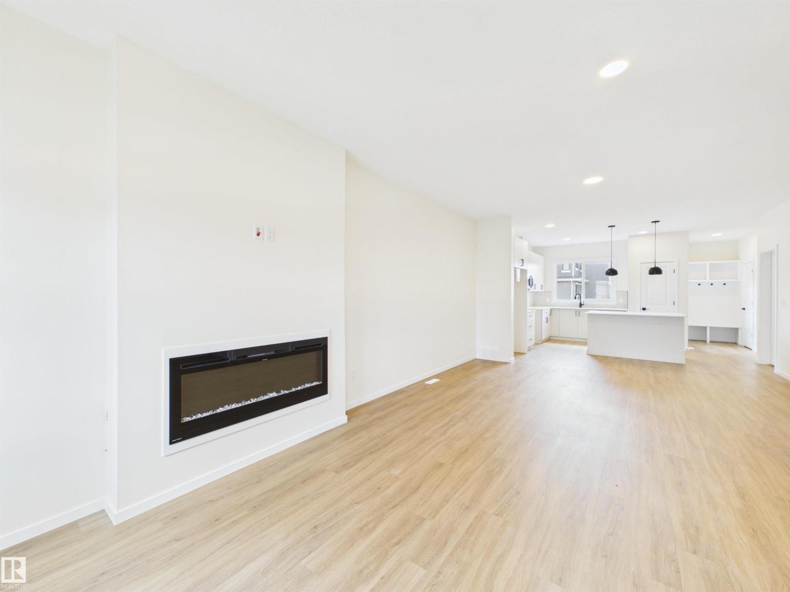 1096 MCLEOD AV - 6