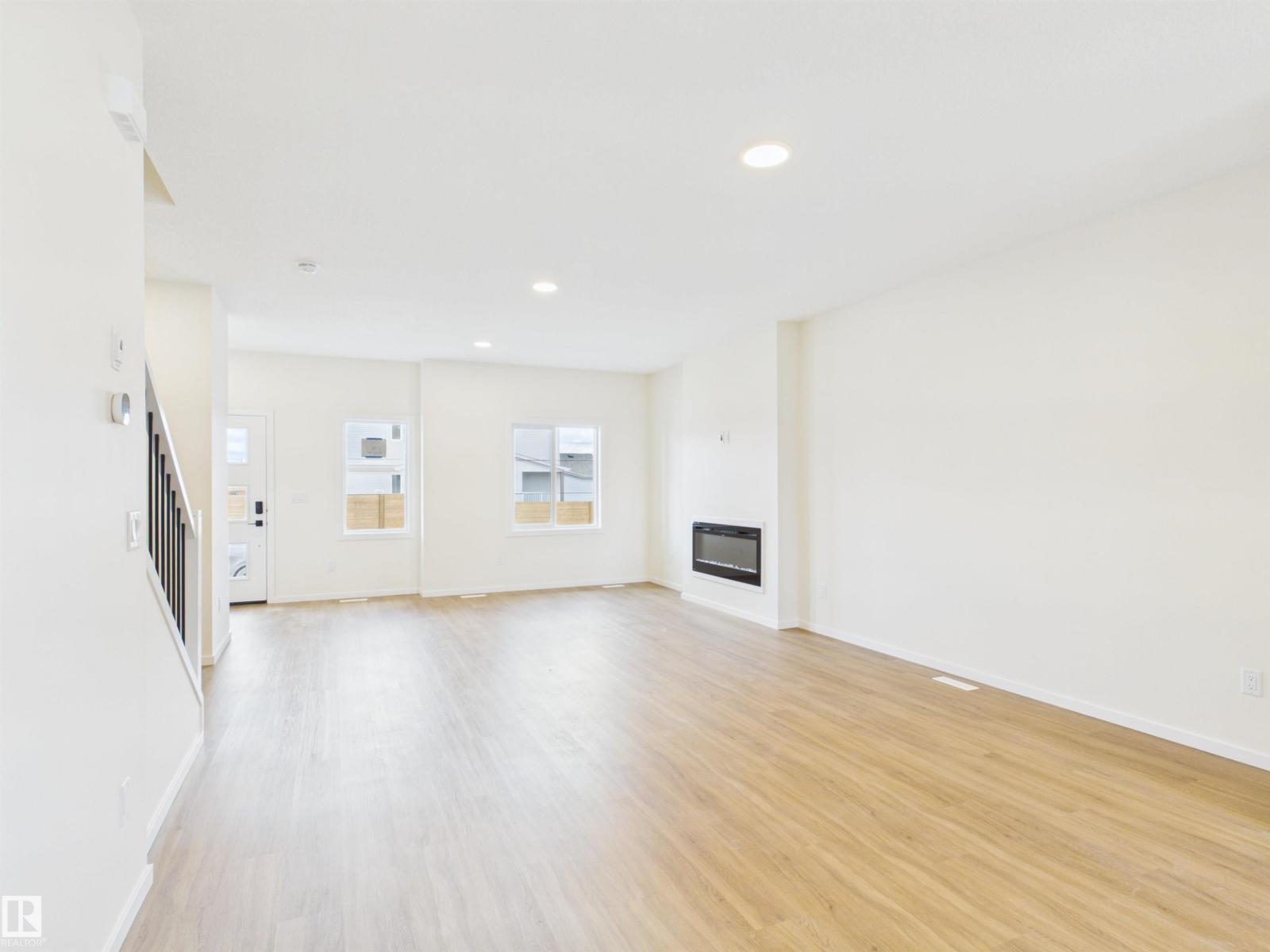 1096 MCLEOD AV - 7